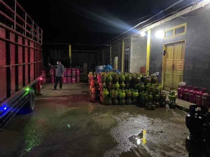 gudang_pengoplosan_elpiji_di_labura_digrebek_polisi