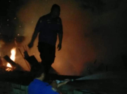gudang_penyimpanan_bahan_bangunan_di_namorambe_terbakar