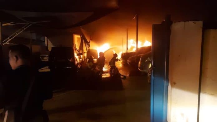 gudang_penyimpanan_mobil_terbakar_5_mobil_hangus