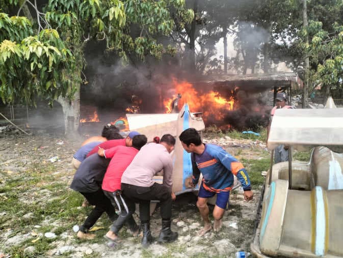 gudang_penyimpanan_peralatan_bekas_terbakar_di_pantai_pasir_putih_parbaba