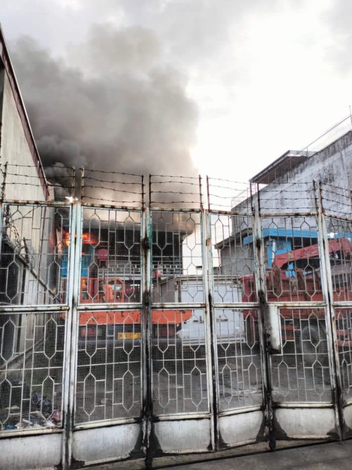 gudang_penyimpanan_perkakas_alat_berat_di_medan_labuhan_terbakar