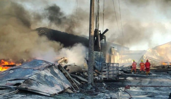 gudang_plastik_di_sunggal_terbakar_api_membara_selama_7_jam