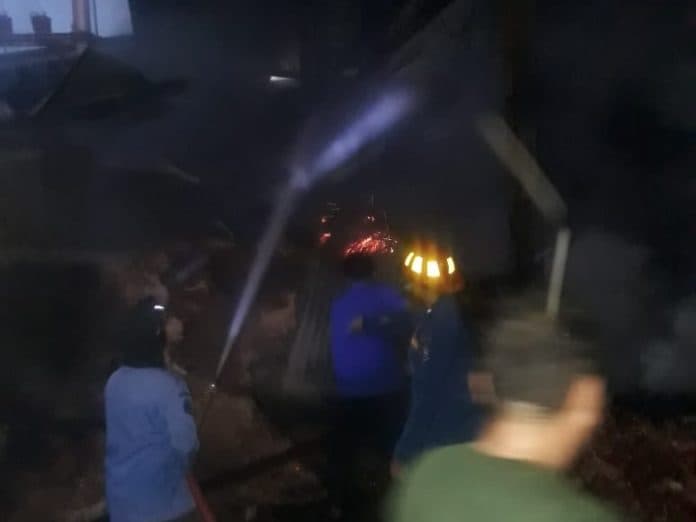 gudang_produksi_mebel_di_tanjung_morawa_terbakar