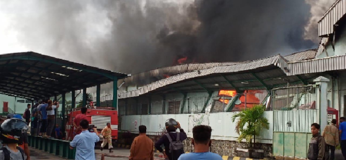 gudang_terbakar_manajemen_indomarco_fokus_penyelamatan_barang