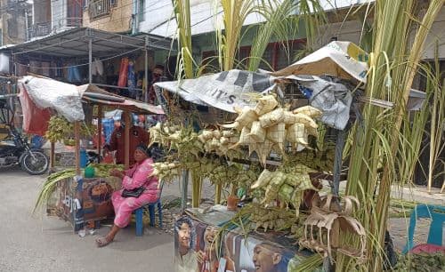 gulung_tikar_dagang_bakso_keliling_saripah_beralih_jualan_janur