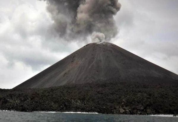 gunung_anak_krakatau_erupsi_abu_vulkanik_menjulang_sampai_1_kilometer