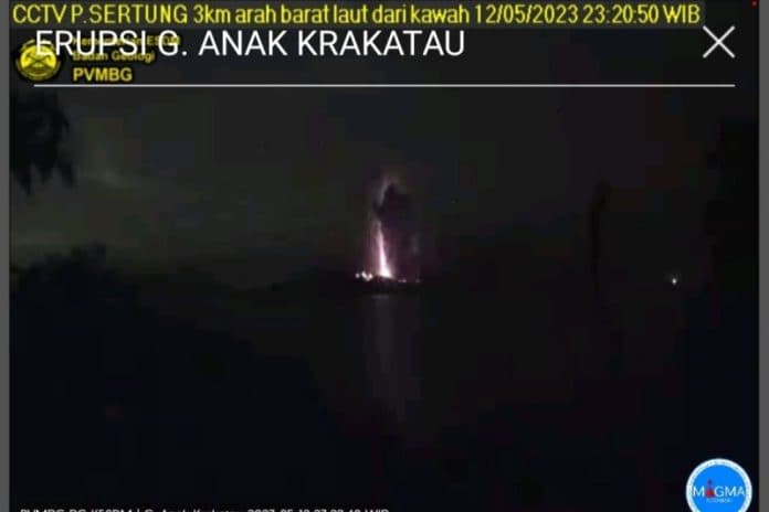 gunung_anak_krakatau_muntahkan_abu_vulkanik_tadi_malam_masyarakat_dan_nelayan_dihimbau_tidak_dekati_radius_5_km