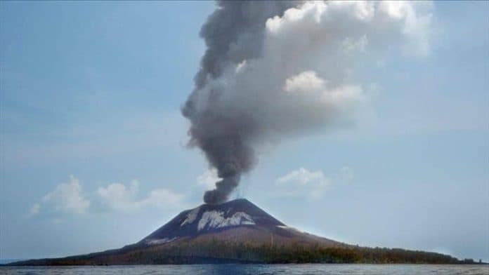 gunung_anak_krakatau_semburkan_1000_meter_abu_vulkanik