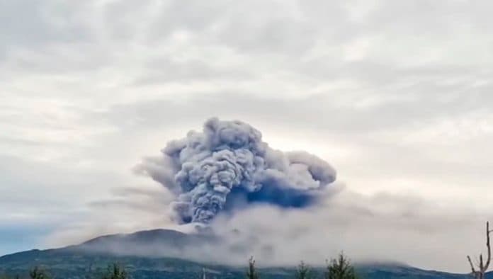 gunung_api_shiveluch_meletus_usai_gempa_70_magnitudo_di_rusia