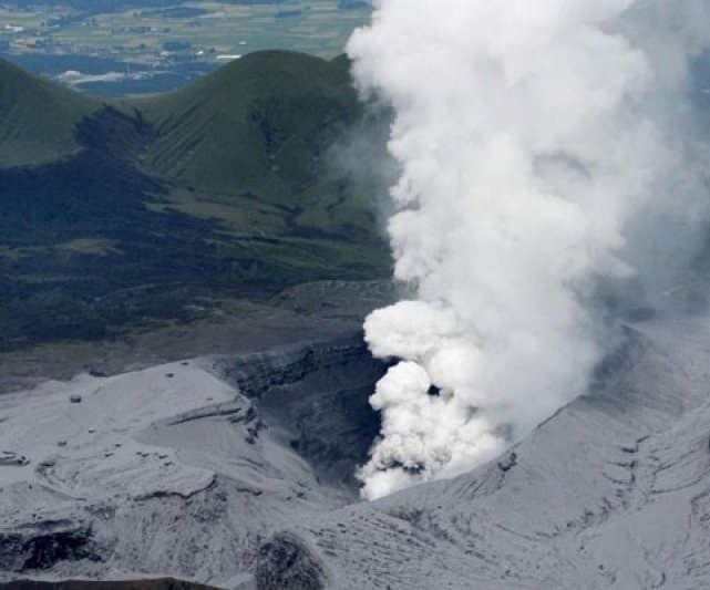 gunung_aso_jepang_meletus_abu_vulkanik_menyembur_setinggi_3500_meter