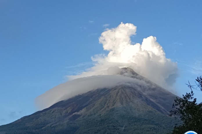 gunung_karangetang_semburkan_guguran_lava_capai_200_meter