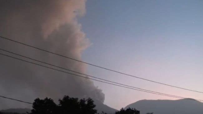 gunung_lewotibi_di_flores_erupsi_wings_air_tunda_5_penerbangan