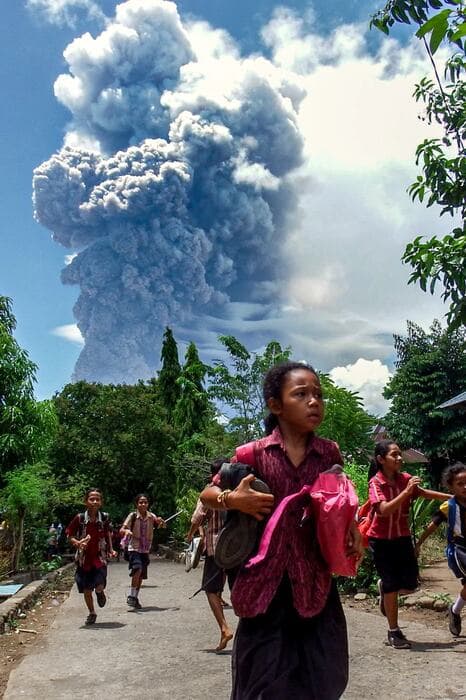 gunung_lewotobi_kembali_meletus_australia_batalkan_penerbangan_ke_bali