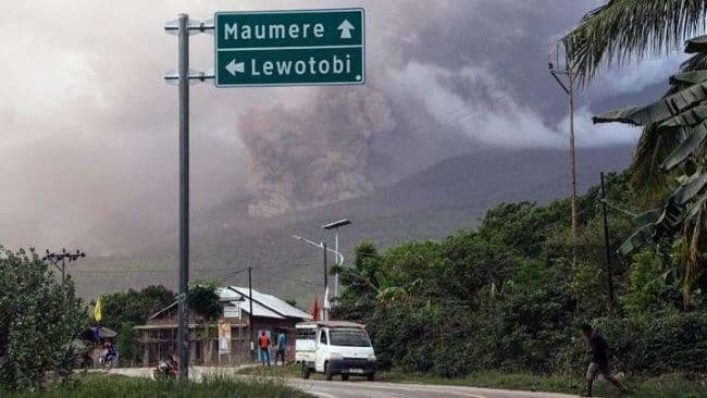 gunung_lewotobi_laki_laki_erupsi_lagi_radius_4_km_tidak_boleh_beraktivitas