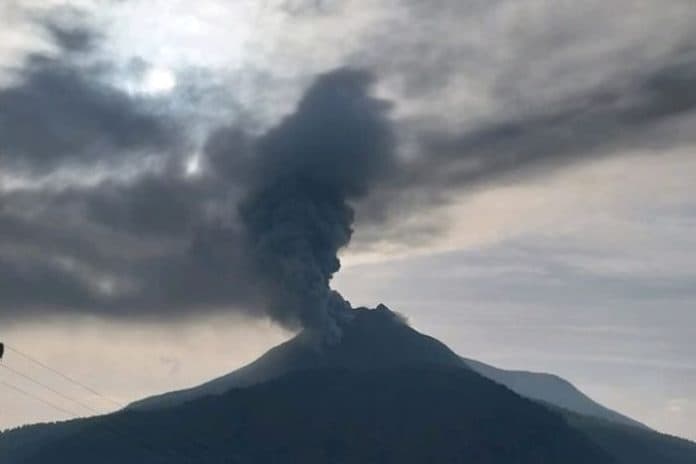 gunung_lewotobi_laki_laki_kembali_erupsi_tinggi_abu_vulkanik_capai_1500_meter