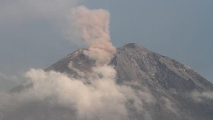 gunung_semeru_luncurkan_abu_vulkanik_masyarakat_sekitar_dilarang_beraktivitas