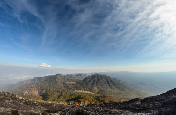 gunung_semeru_muntahkan_abu_setinggi_400_meter