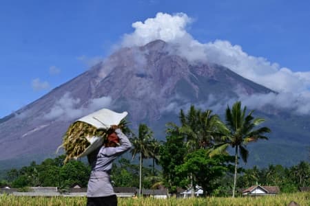 gunung_semeru_semburkan_abu_vulkanik_hingga_1000_meter