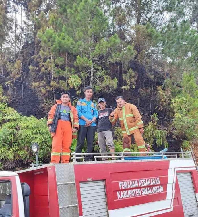 gunung_simarjarunjung_terbakar_diduga_karena_puntung_rokok
