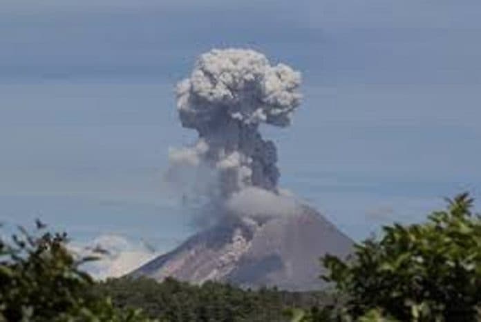 gunung_sinabung_erupsi_warga_dimbau_tak_beraktivitas