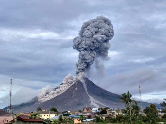 gunung_sinabung_kembali_erupsi_tinggi_kolom_abu_1000_meter