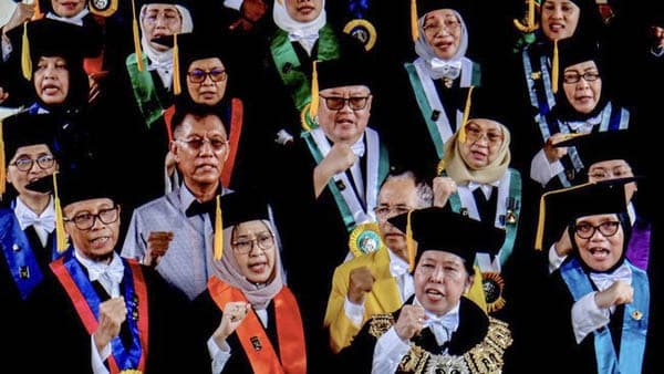 guru_besar_ui_tegur_jokowi_soal_politik_gentong_babi_lewat_bansos