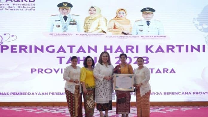 guru_honor_pakpak_bharat_raih_penghargaan_perempuan_berprestasi