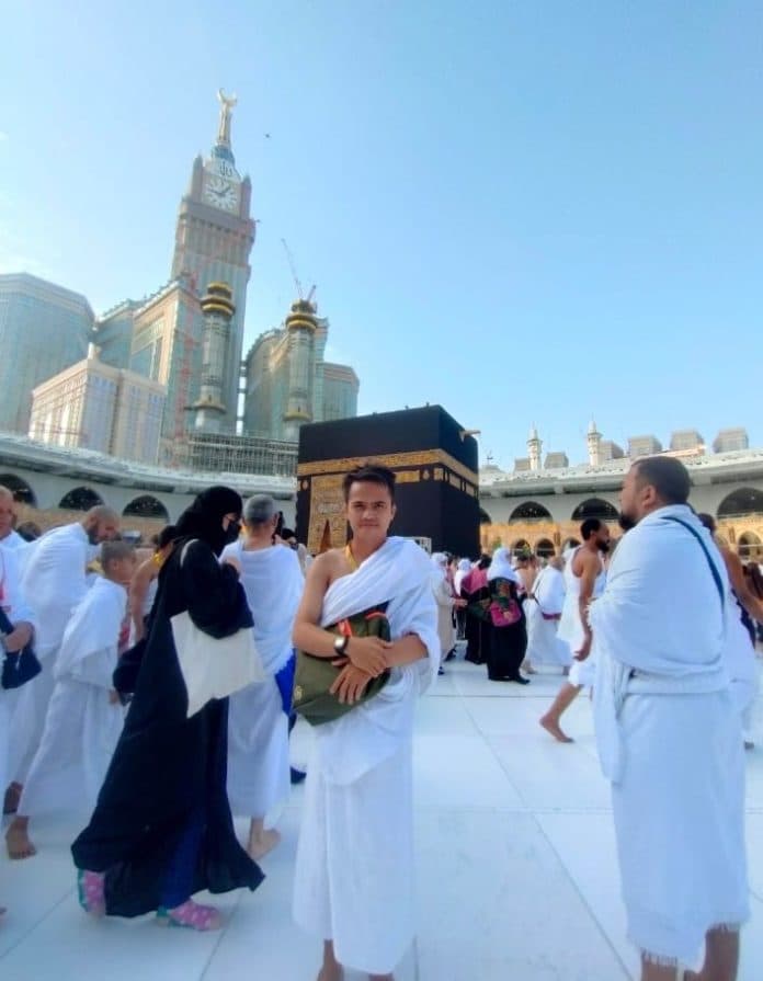 guru_honorer_ini_terharu_dapat_umrah_gratis_dari_haji_novri_aritonang