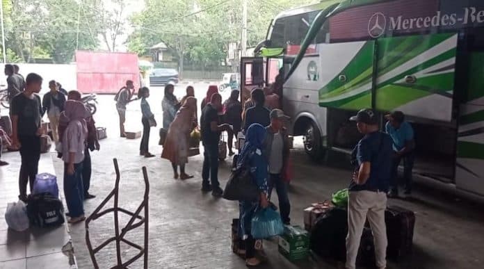 h_1_lebaran_pemudik_di_loket_bus_jurusan_medan_aceh_padang_masih_ramai