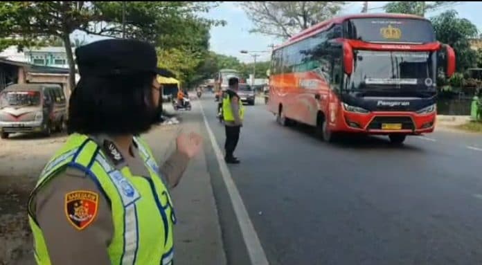 h_1_lebaran_personel_beat_7_sub_34_polres_tebing_tinggi_amankan_arus_lalulintas