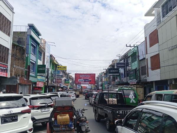 h_1_natal_lalu_lintas_depan_pasar_horas_jalan_merdeka_macet_total