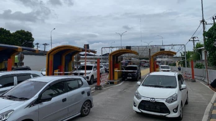 h_1_natal_pintu_tol_amplas_mulai_dipadati_pemudik_sejak_pagi