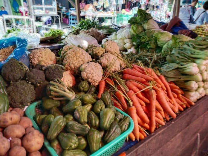 h_1_tahun_baru_harga_sayuran_berfluktuasi_di_pasar_tradisional_siantar