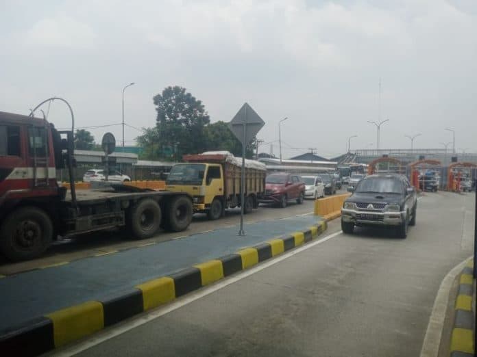 h_2_lebaran_18_ribu_lebih_kendaraan_keluar_dari_gerbang_tol_amplas