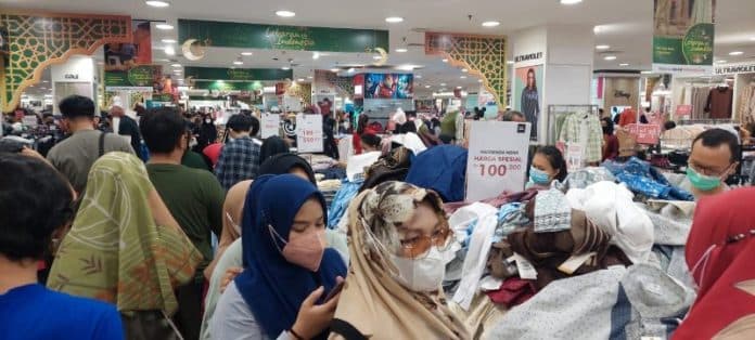 h_2_lebaran_masyarakat_di_medan_padati_pusat_perbelanjaan