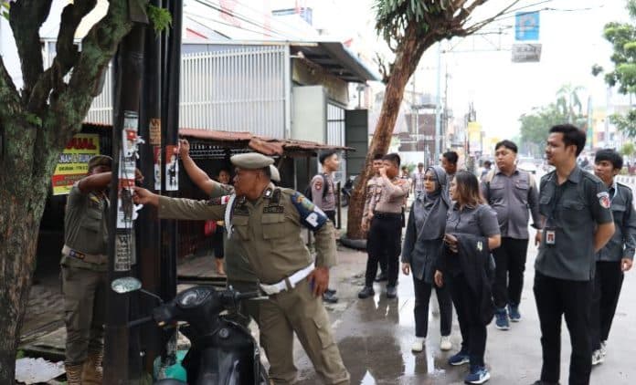 h_2_pencoblosan_bawaslu_sumut_tertibkan_apk_di_ruas_jalan_kota_medan