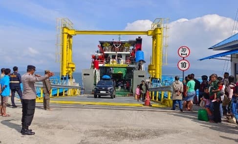 h_2_tahun_baru_2025_penumpang_pelabuhan_balige_masih_normal