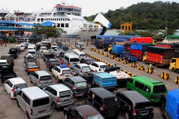 h_3_lebaran_penumpang_menyeberang_di_pelabuhan_merak_sumatera_naik