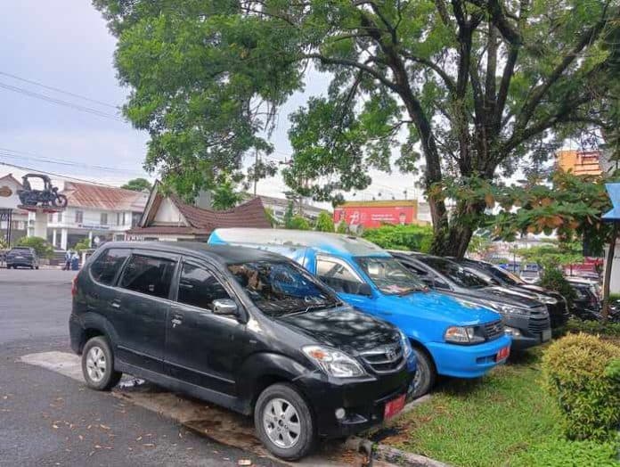 h_3_peringatan_hut_kemerdekaan_ri_mobil_berplat_merah_di_siantar_belum_dipasangi_bendera