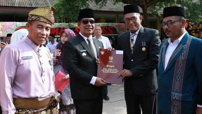 hab_ke_77_bupati_simalungun_berikan_tali_asih_kepada_tokoh_masyarakat