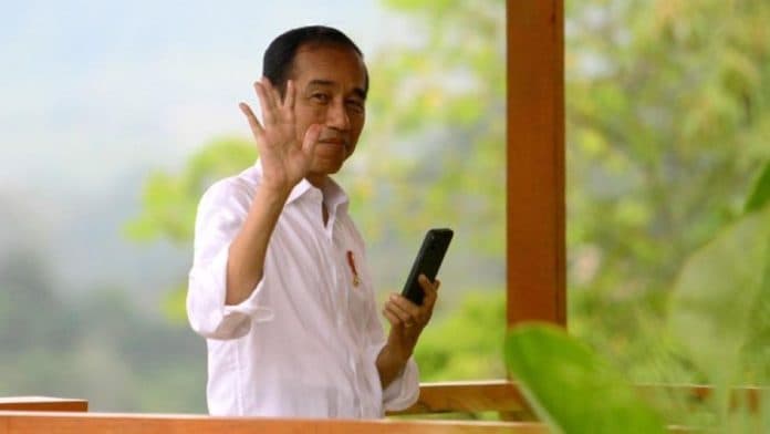 habis_tugas_jokowi_pulang_ke_solo_pakai_pesawat_komersil_20_oktober