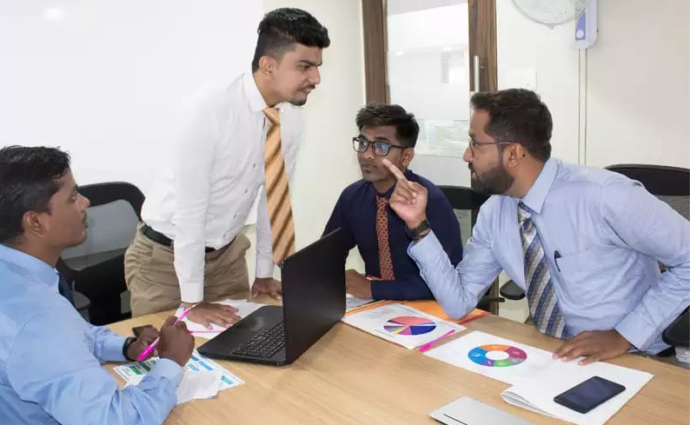 hadapi_rekan_kerja_anda_yang_over_kompetitif_ini_4_tipsnya