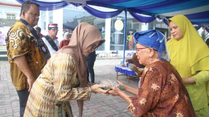 hadir_di_simulasi_penampilan_sendratari_warna_simalungun_susanti_dan_erizal_diberi_dayok_binatur