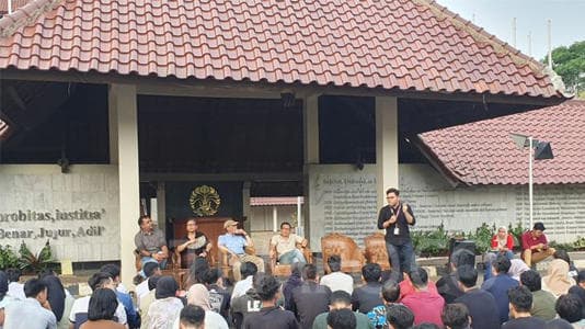 hadiri_kultum_di_bem_ui_rocky_gerung_dan_haris_azhar_bahas_dinasti_politik
