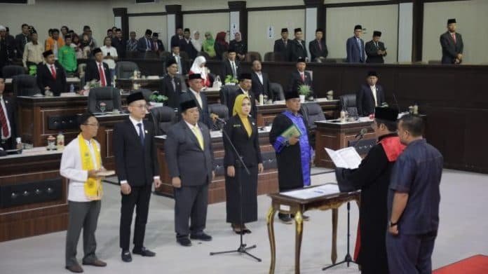 hadiri_pelantikan_pimpinan_dprd_labusel_periode_2024_2029_wabup_pesankan_ini