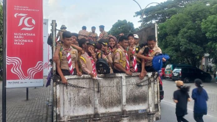 hadiri_peringatan_hut_pramuka_ke_63_di_medan_pramuka_smkn_1_teluk_mengkudu_sergai_tumpangi_truk