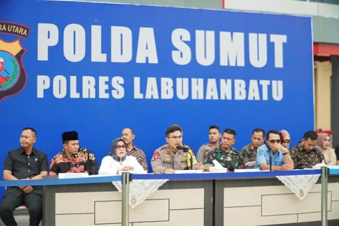 hadiri_press_release_akhir_tahun_wakil_bupati_labuhanbatu_ajak_warga_jaga_kondusifitas