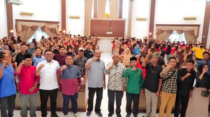 hadiri_seminar_pendidikan_plt_bupati_langkat_kami_membuat_program_1_desa_5_sarjana