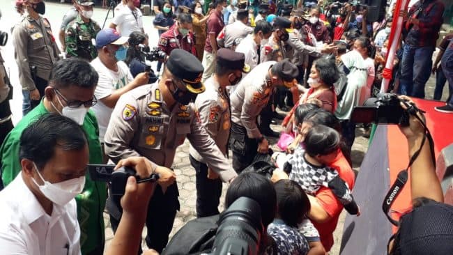 hadiri_vaksinasi_massal_alumni_budi_mulia_siantar_kapoldasu_salurkan_bantuan_sosial