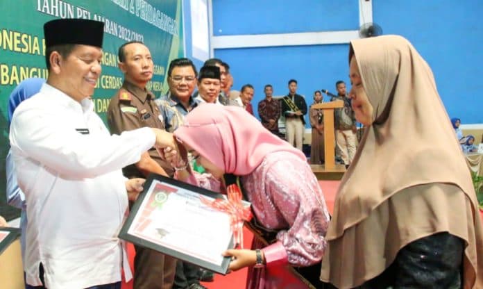 hadiri_wisuda_purna_siswa_smk_swasta_al_washliyah_2_perdagangan_bupati_tetap_berjuang_dan_belajar